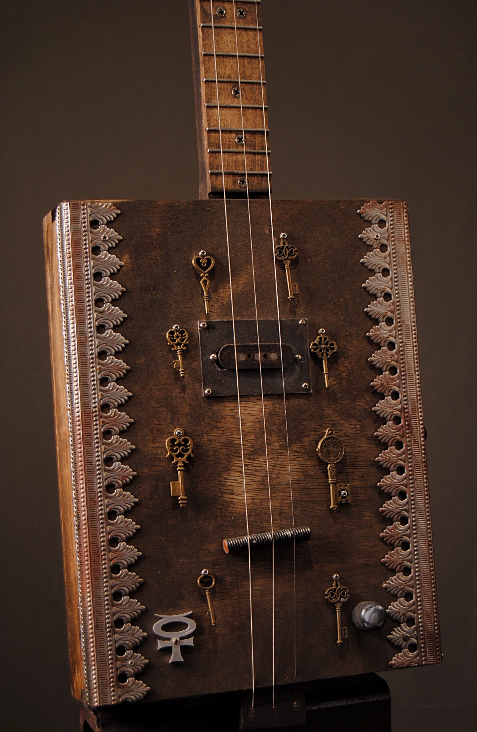 Keys Cigar Box Guitar Close